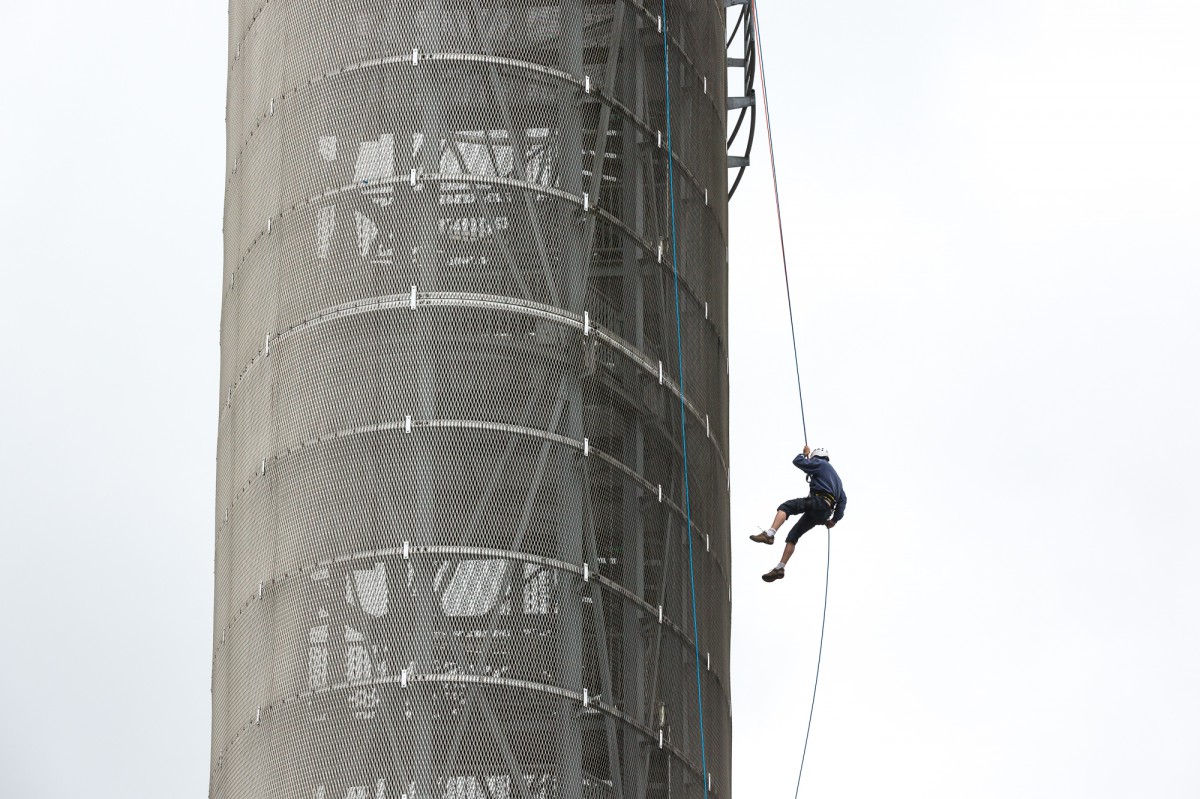 Descente de la tour en rappel. Ports en fête, les 10 ans de la cité de la voile de Lorient. © Fanch Galivel