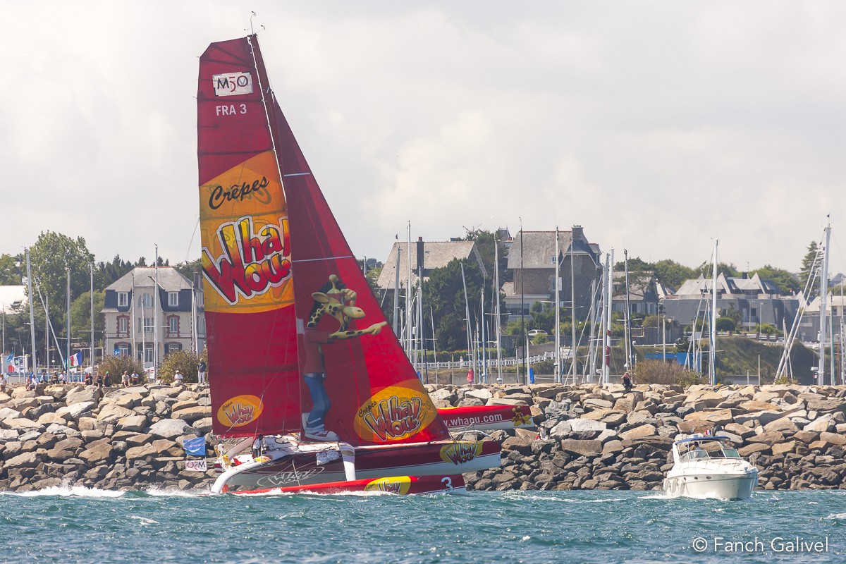 2010 _ Passage du Trimaran Whaou skipper par Franck-Yves Escoffier le long de la digue du port de Saint-Quay Portrieux.