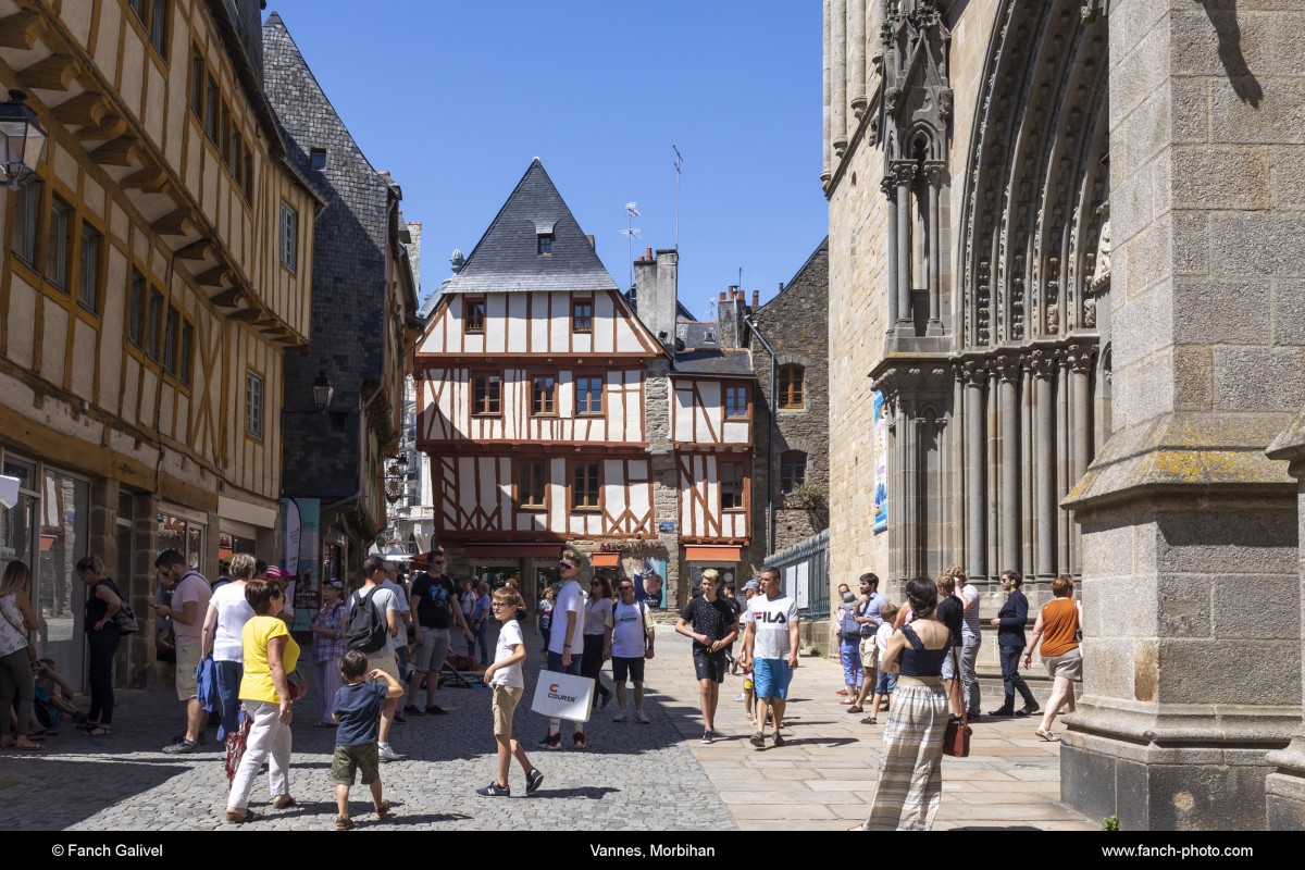 Centre historique de Vannes. Maisons à colombages et Cathédrale Saint-Pierre de Vannes.***Historic center of Vannes. Half-timbered houses and St. Peter's Cathedral of Vannes.