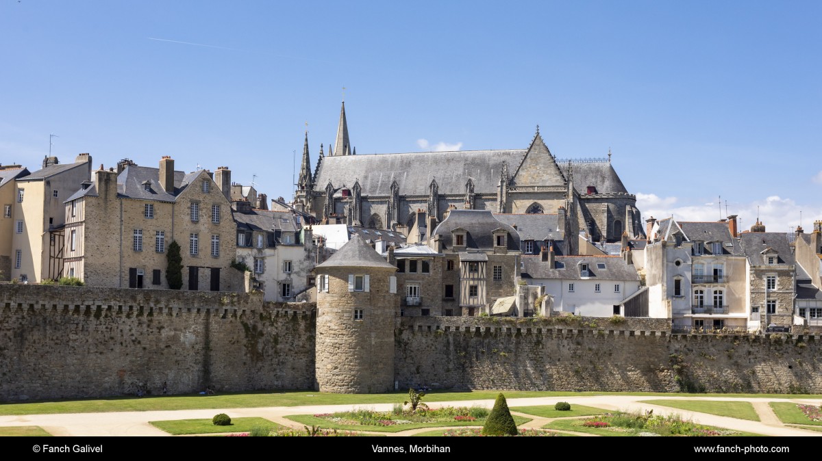 Le jardin des remparts à Vannes. On distinque la tour de la poudrière ainsi que la cathédrale St Pierre en arrière-plan.***The garden of the ramparts in Vannes. We distinguish the tower of the powder magazine and the cathedral St Pierre in the background.