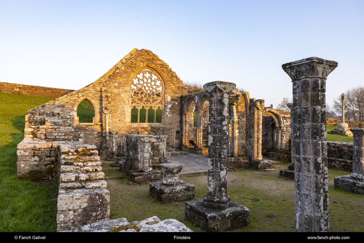 Ruine de la chapelle de Languidou située dans la commune de Plovan dans le Finistère. Classée aux monuments historiques depuis le 22 octobre 1908***Ruin of the Languidou chapel located in the commune of Plovan in Finistère. Classified as historical monume