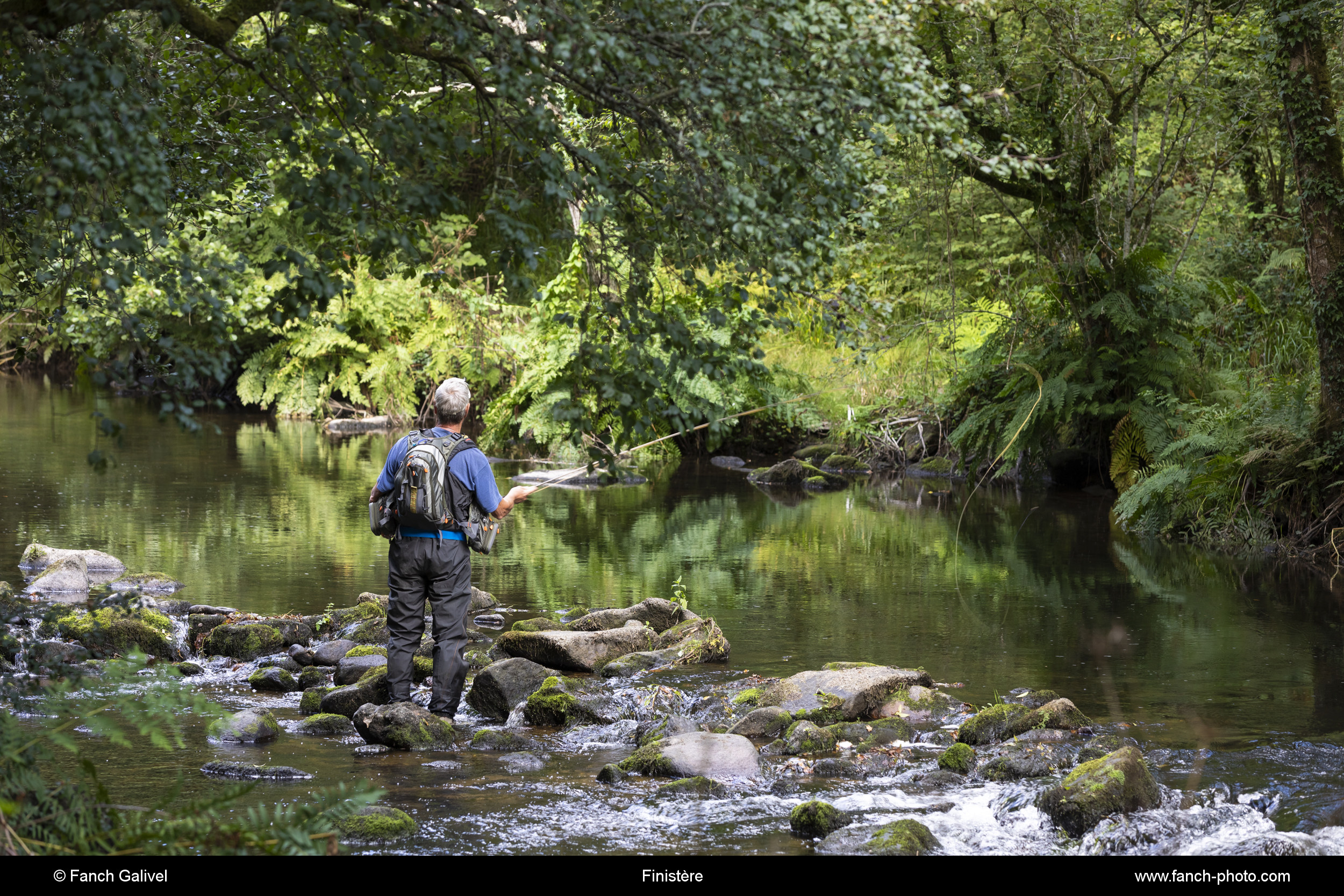 Gorges du Stangala. Pêcheur à la mouche dans l'Odet. Finistère