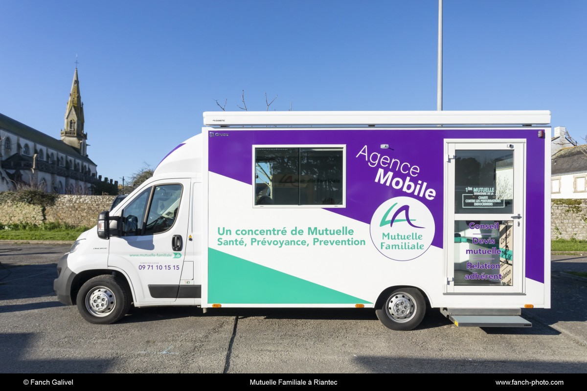 L'agence mobile de la Mutuelle Familiale sur le marché de Riantec