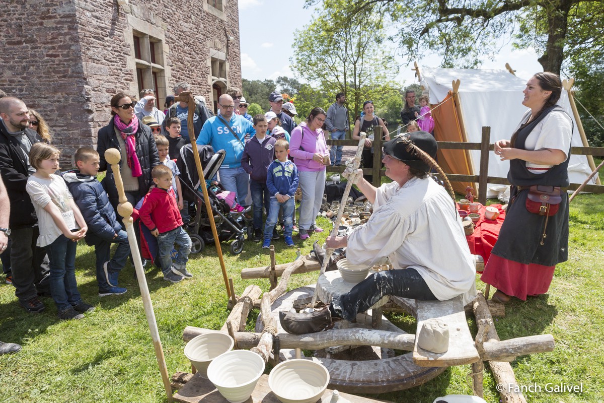 Fête de la Bretagne 2016_Chateau de Comper_La Pentecôte du Roi Arthur .Démonstration du Tour de potier à bâton avec la Compagnie de Pontcastel..