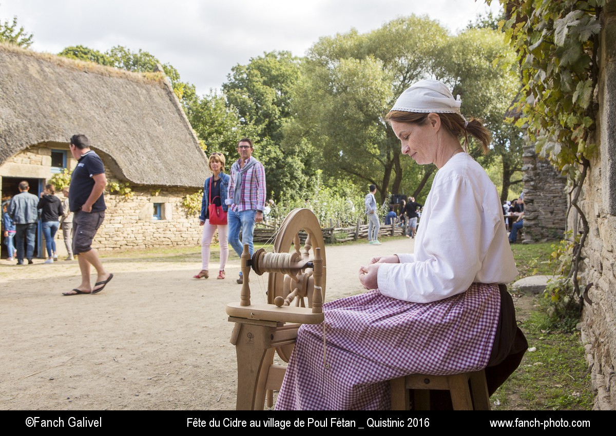 Filage de la laine. 2016, Fête du cidre dans le village de Poul Fétan _ Quistinic (56)
