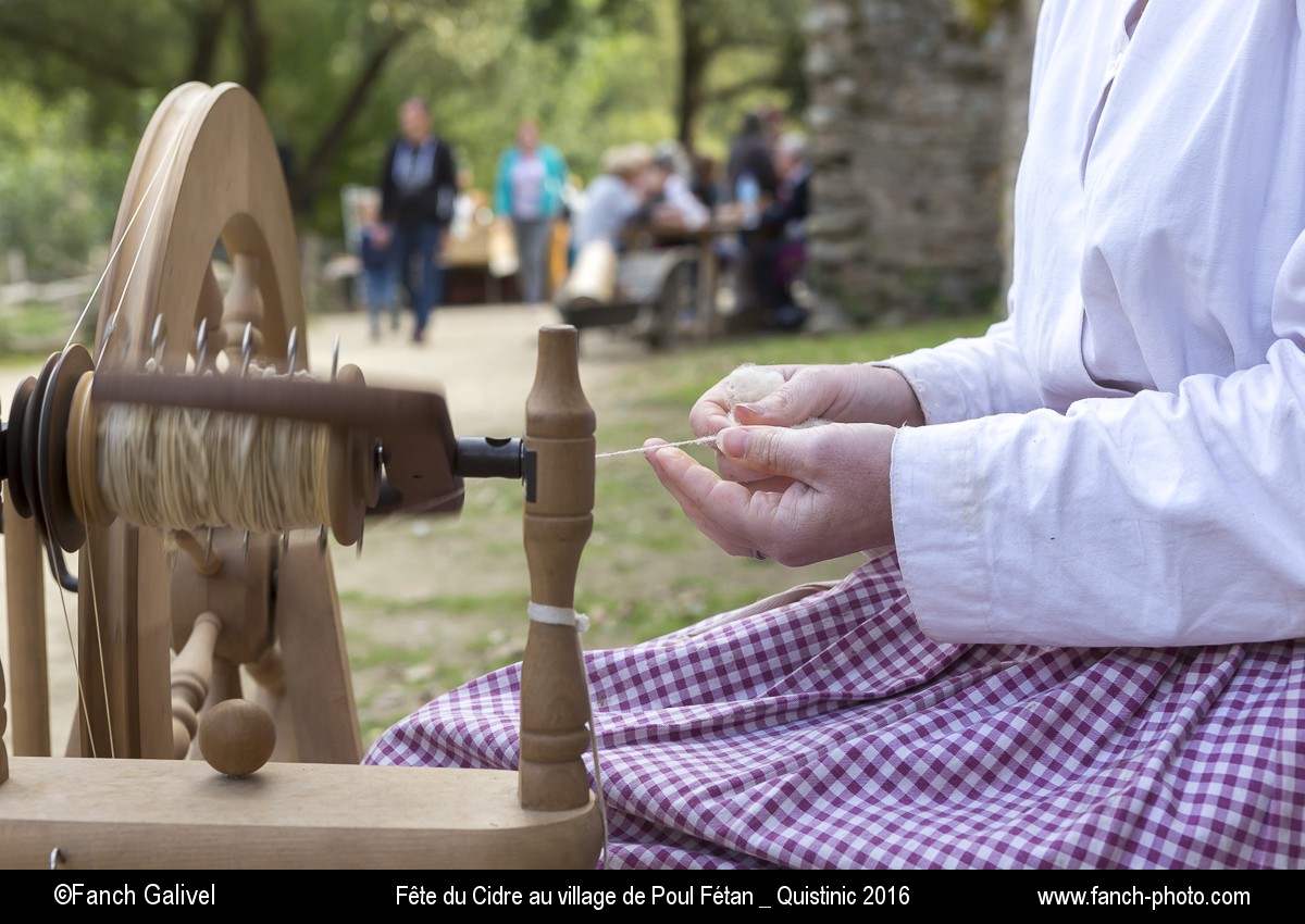 Filage de la laine. 2016, Fête du cidre dans le village de Poul Fétan _ Quistinic (56)