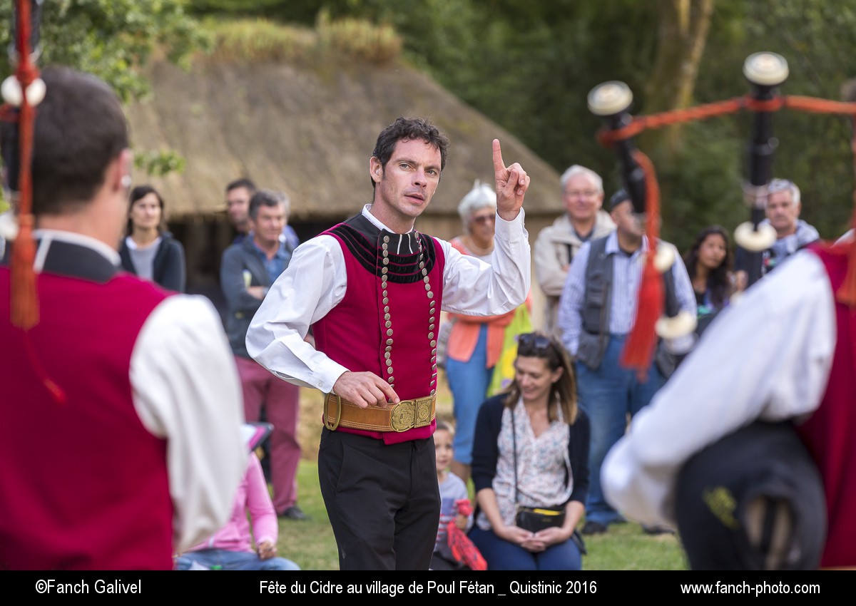 Bagad Sant Ewan Bubri ( Bagad Saint Yves de Bubry ). 2016, Fête du cidre dans le village de Poul Fétan _ Quistinic (56).
