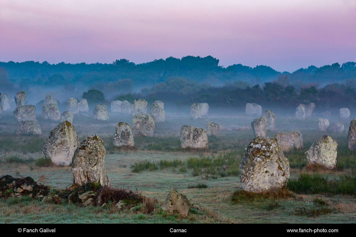 Alignements du Ménec à Carnac au petit matin.