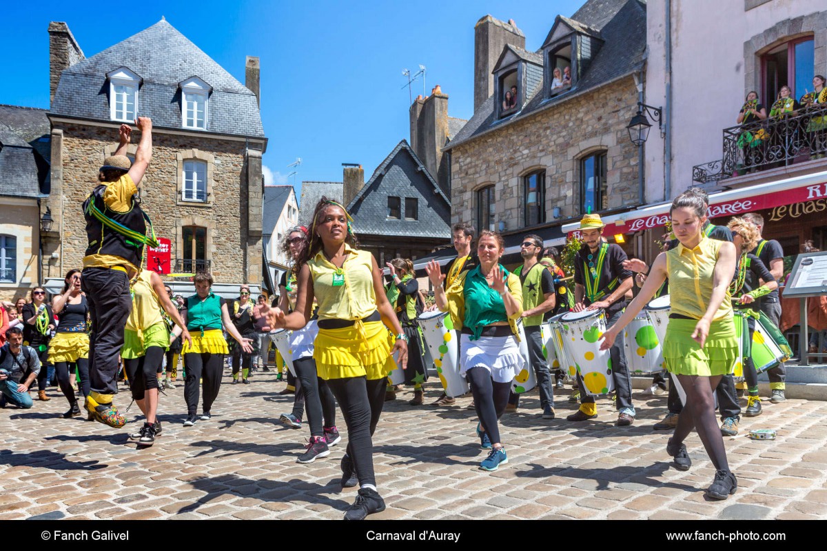 Carnaval d'Auray, défilé de Batucada et de danse Brésilienne