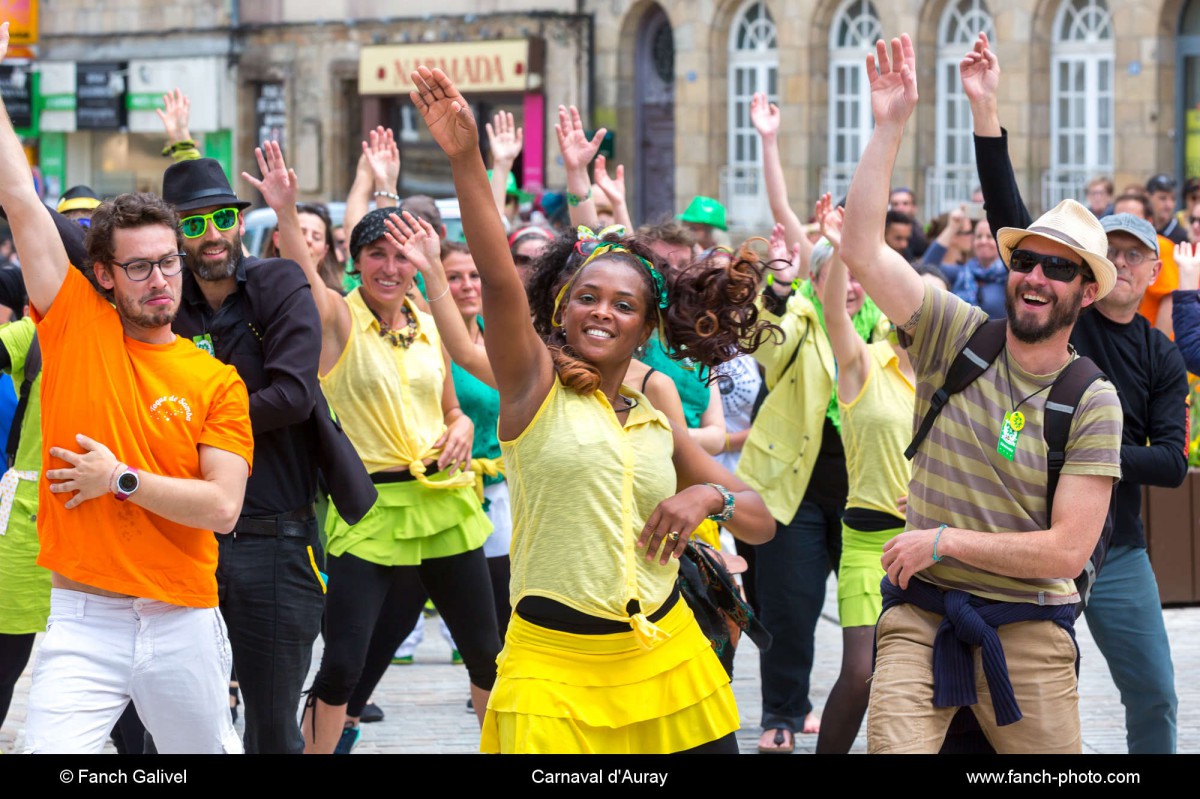 Carnaval d'Auray, défilé de Batucada et de danse Brésilienne