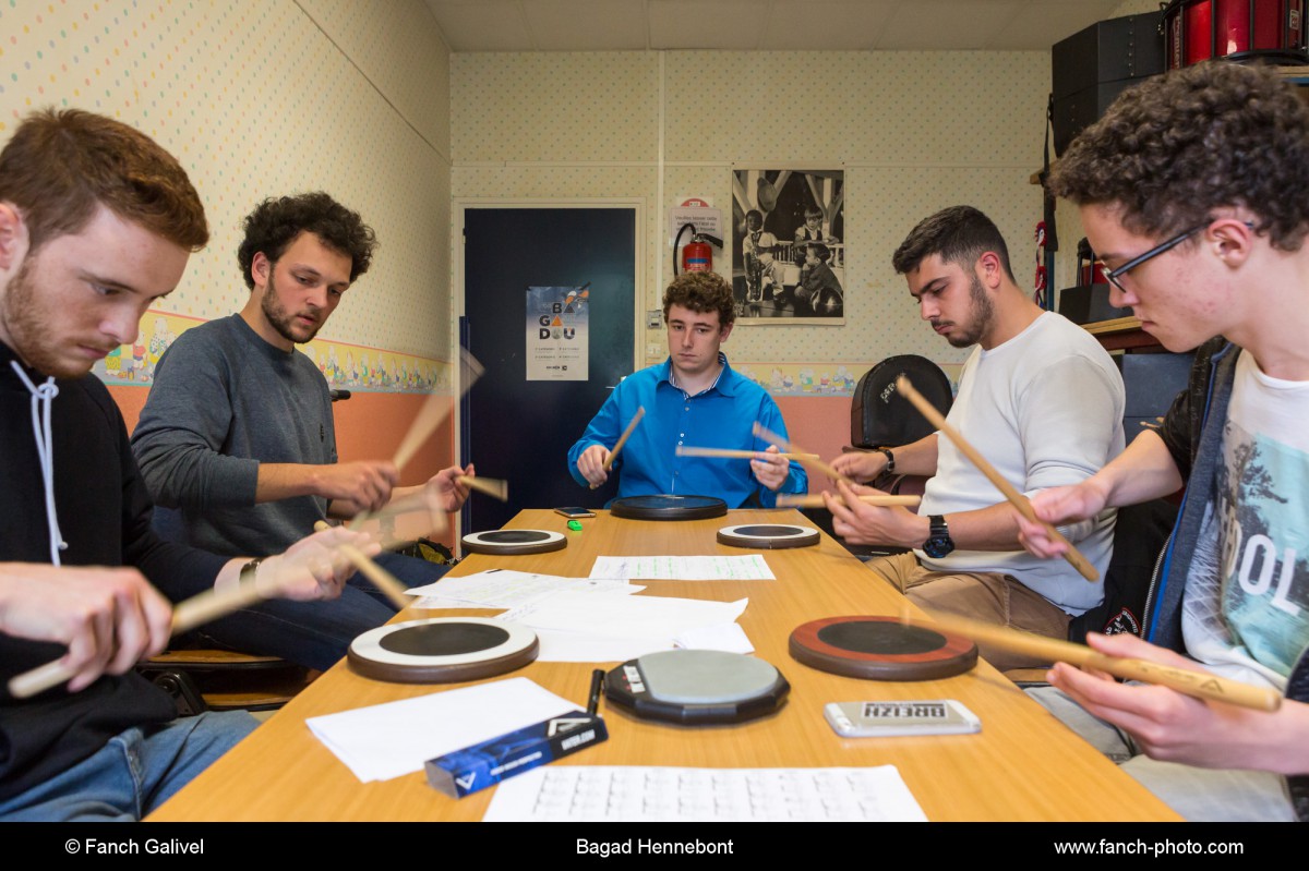 Atelier percussion _ Le Bagad d'Hennebont durant une répétition.