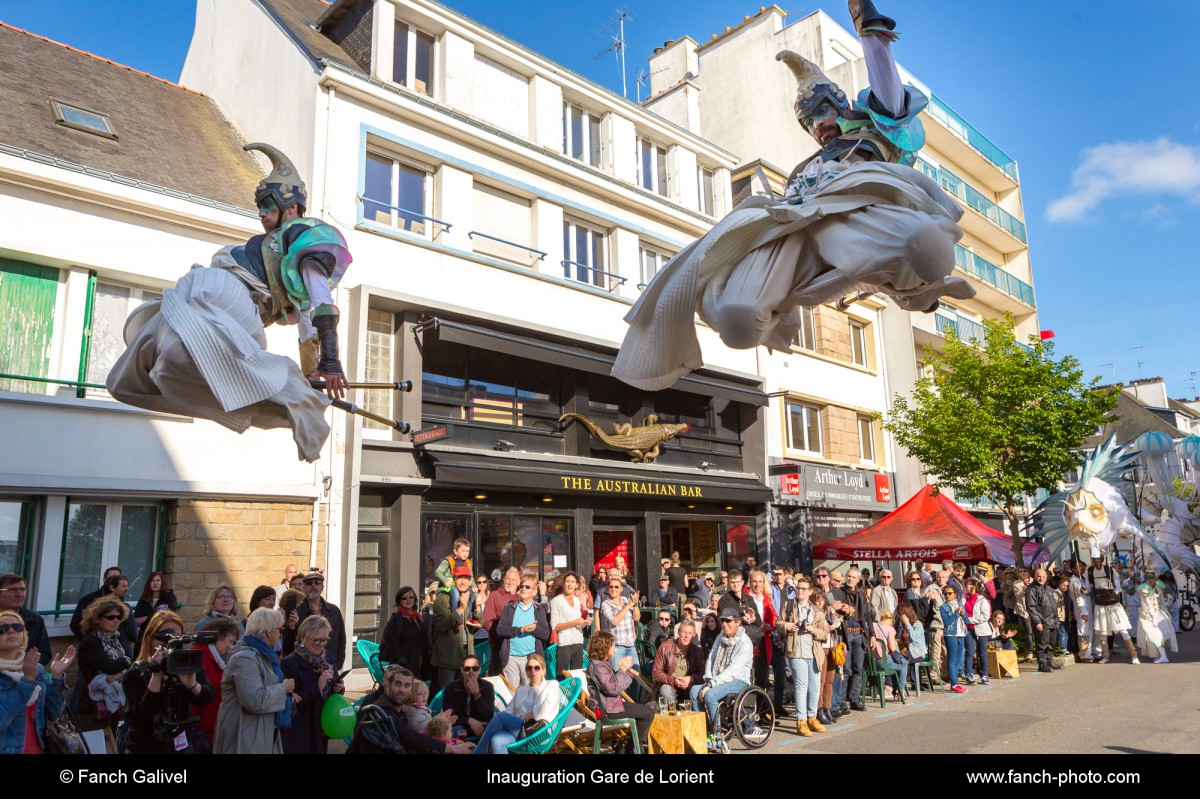 Déambulation de la troupe Abysses lors de l'inauguration de la gare de Lorient le 20 Mai 2017