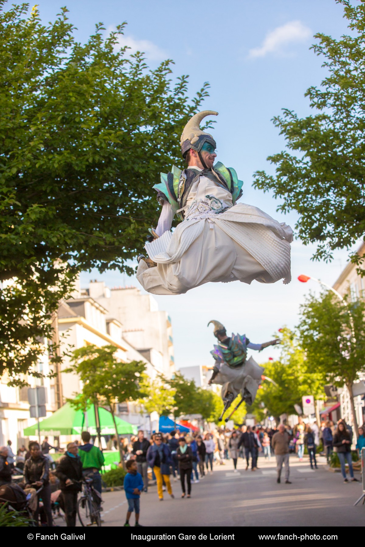 Déambulation de la troupe Abysses lors de l'inauguration de la gare de Lorient le 20 Mai 2017