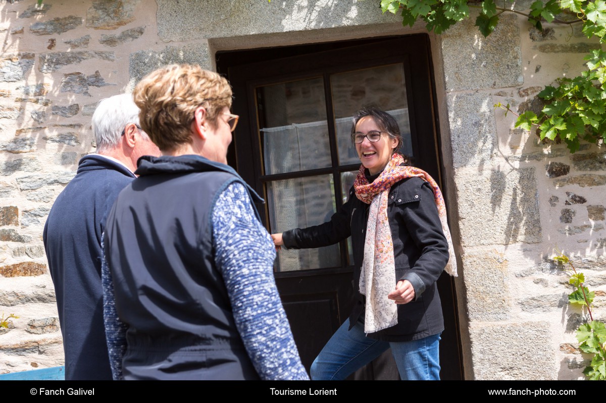 Mme Anne Coniel. accueil de vacanciers à son gîte à Inzinzac-Lochrist.
