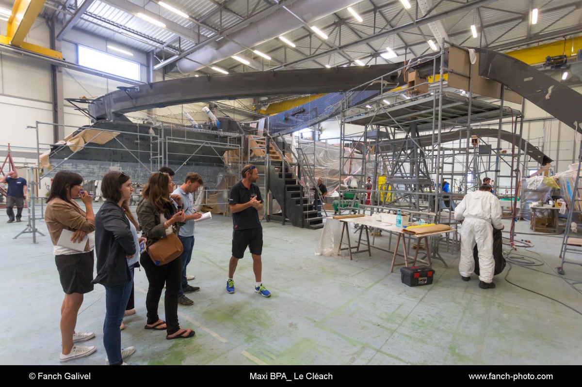 visite du chantier du maxi solo banque Populaire IX avec Armel Le Cléach _ chantier CDK de Lorient