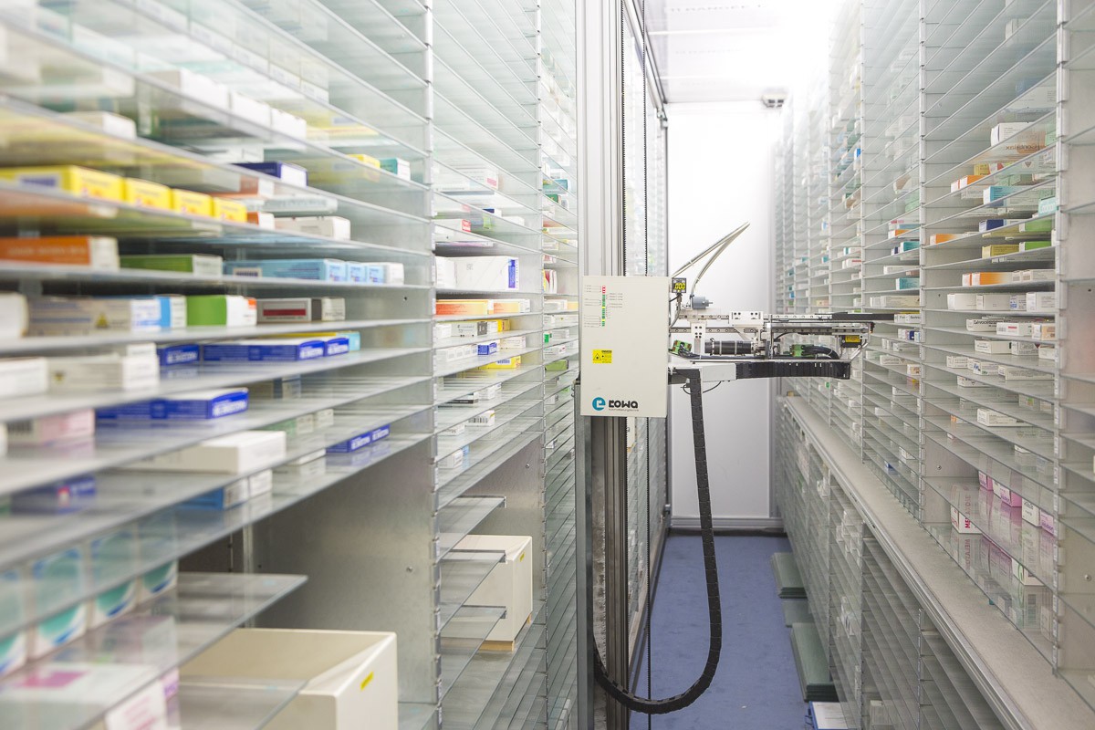 Robot navette de stockage des médicaments