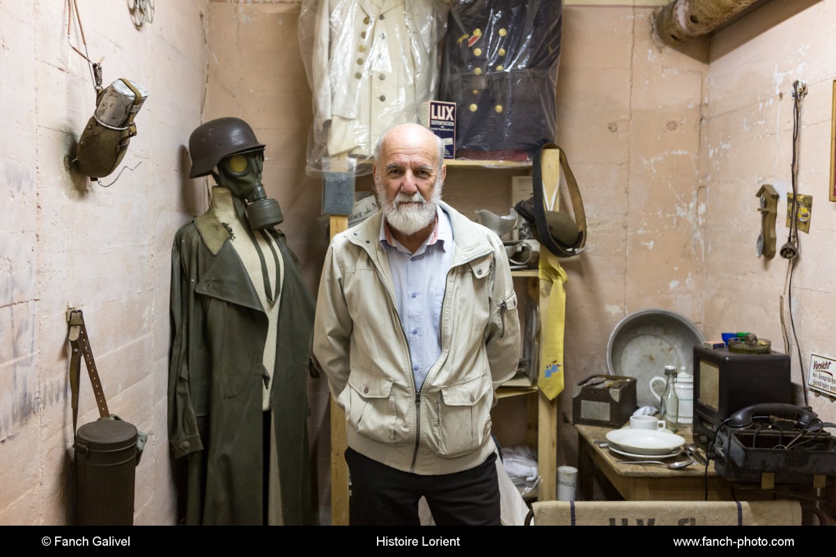 Jean Yves Le Lan dans le Blockhaus utilisé comma musée de la ferme familiale de Jean Robic.