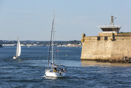 Voilier entrant dans la rade de Lorient. Passage devant la citadelle de Port-Louis et son sémaphore