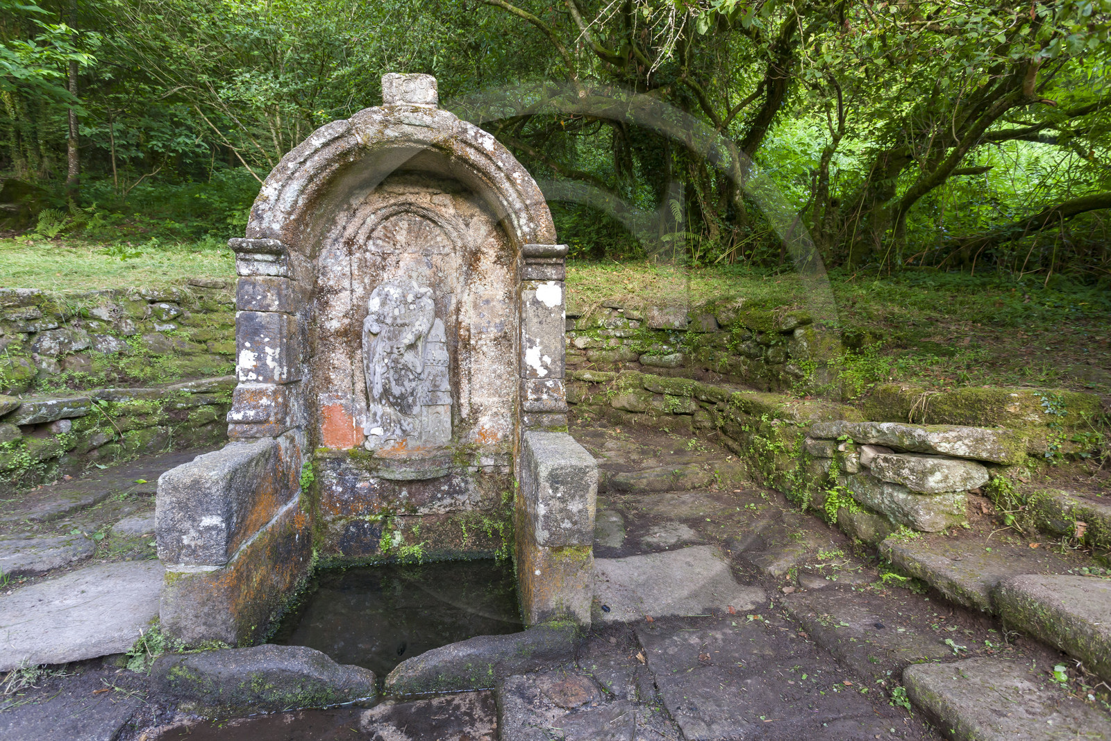 La fontaine de la chapelle Sainte-Barbe au Faouët La fontaine de la chapelle Sainte-Barbe au Faouët