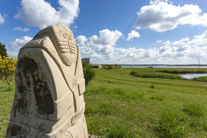 Sculpture of the dune people _ Gavres
