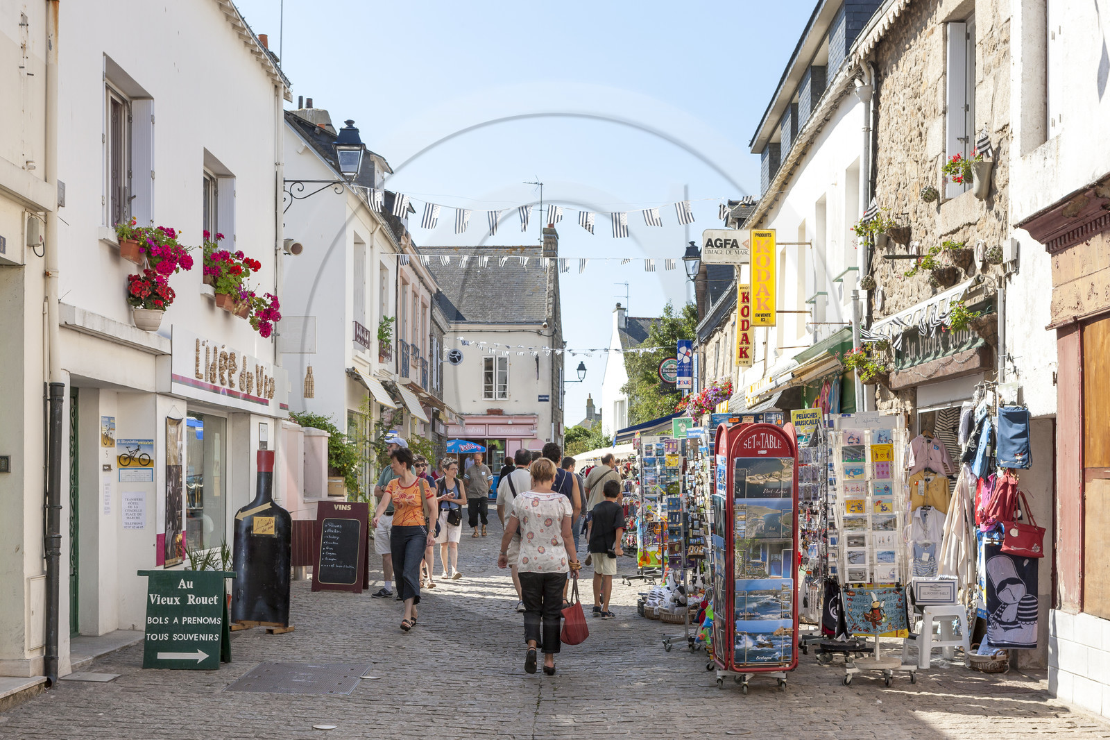Rue commerçante dans le centre ville de Port-Louis Rue commerçante dans le centre ville de Port-Louis