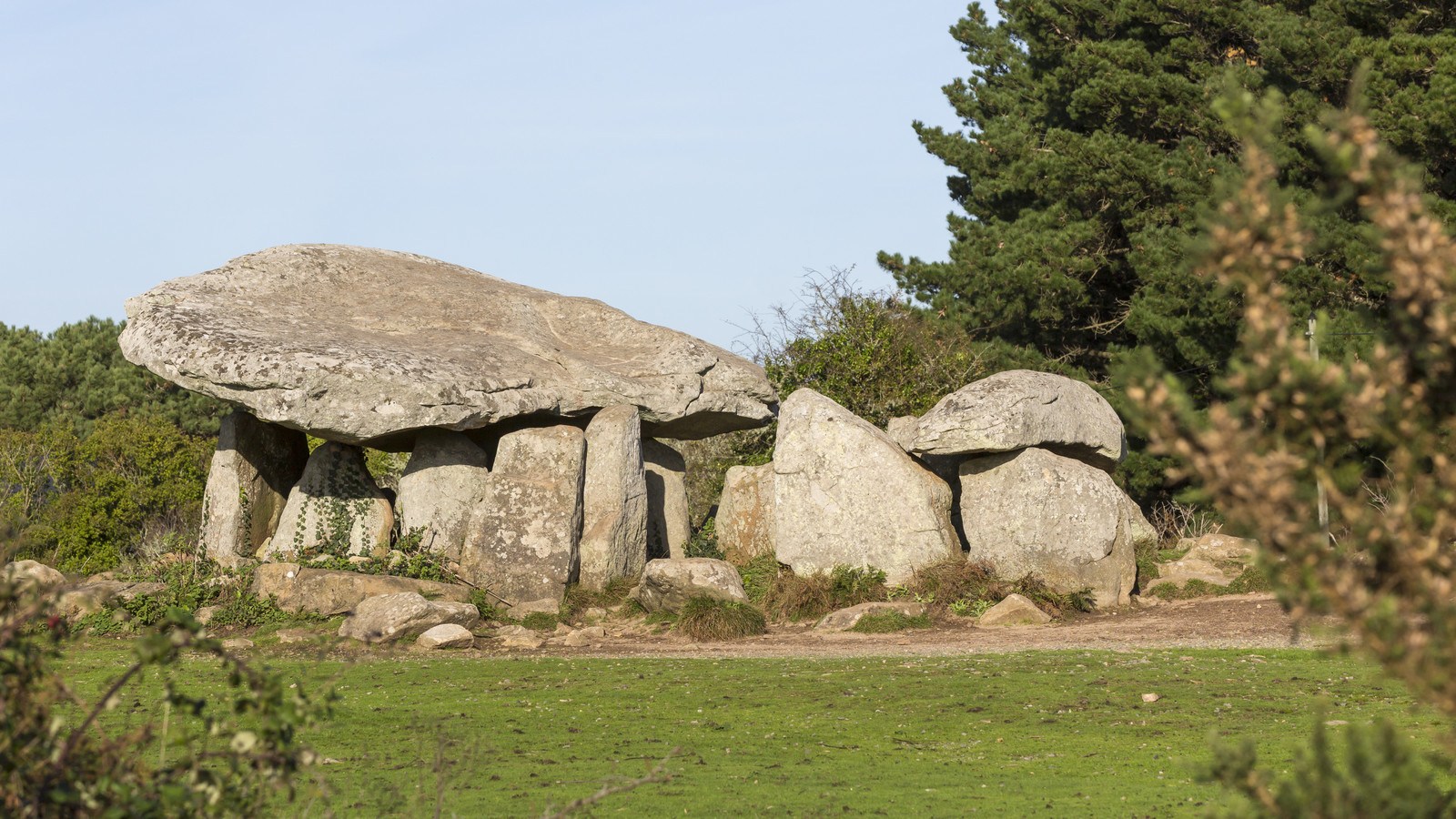 PenHap dolmen on the island to the monks