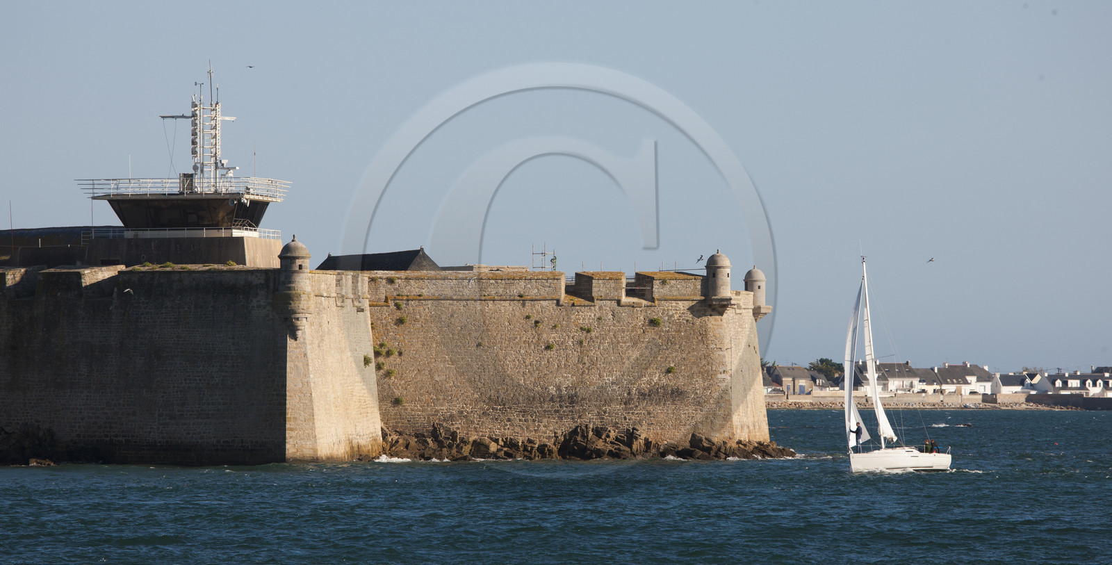 Rade de Lorient. Vue sur Port-Louis depuis Larmor-Plage. Rade de Lorient. Vue sur Port-Louis depuis Larmor-Plage.