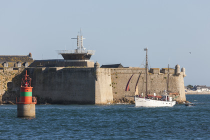 Rade de Lorient. Vue sur Port-Louis depuis Larmor-Plage.