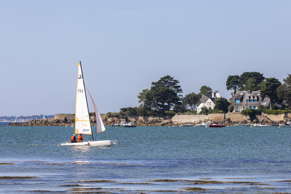 Catamaran devant la pointe Churchill à Carnac