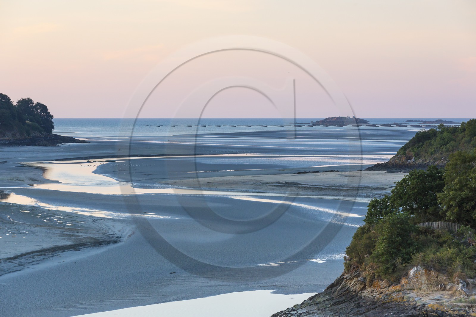 L' Arguenon, fleuve côtier du département des côtes d' Armor se jettant dans la Manche. Créhen ( 22 ). En arrière-plan, l' archipel des Ebihens. L' Arguenon, fleuve côtier du département des côtes d' Armor se jettant dans la Manche. Créhen ( 22 ). En arrière-plan, l' archipel des Ebihens.