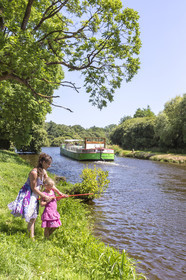 Fishing family leisure in the Blavet_ sluice Minazen Languidic