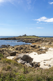The tip of Trévignon and its castle seen from the beach of Trez Cao in Trégunc _ Finistère