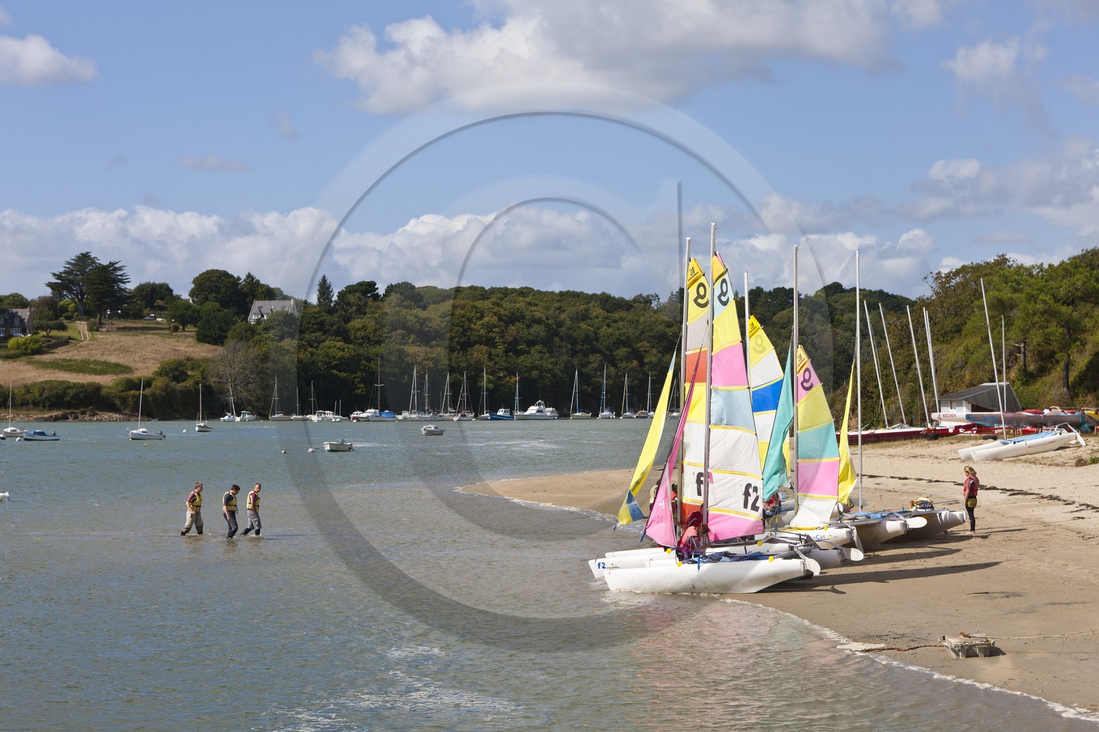 Ecole de voile à l' embouchure de la Laïta. Guidel. Ecole de voile à l' embouchure de la Laïta. Guidel.