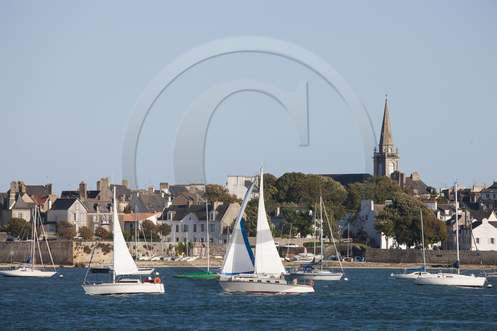 Rade de Lorient. Vue sur Port-Louis depuis Larmor-Plage. Rade de Lorient. Vue sur Port-Louis depuis Larmor-Plage.