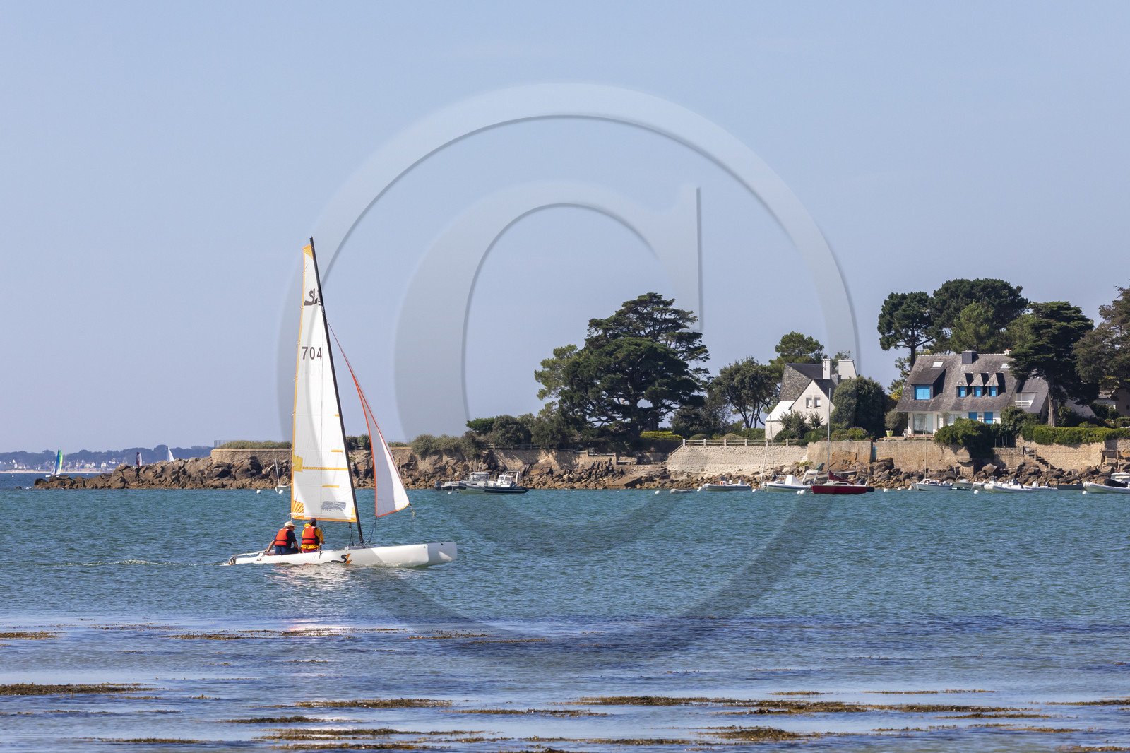 Catamaran devant la pointe Churchill à Carnac