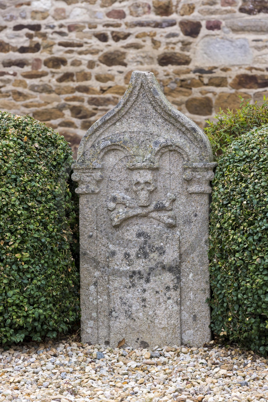 Stèle de l' ancien cimetière _ Languenan Stèle de l' ancien cimetière _ Languenan