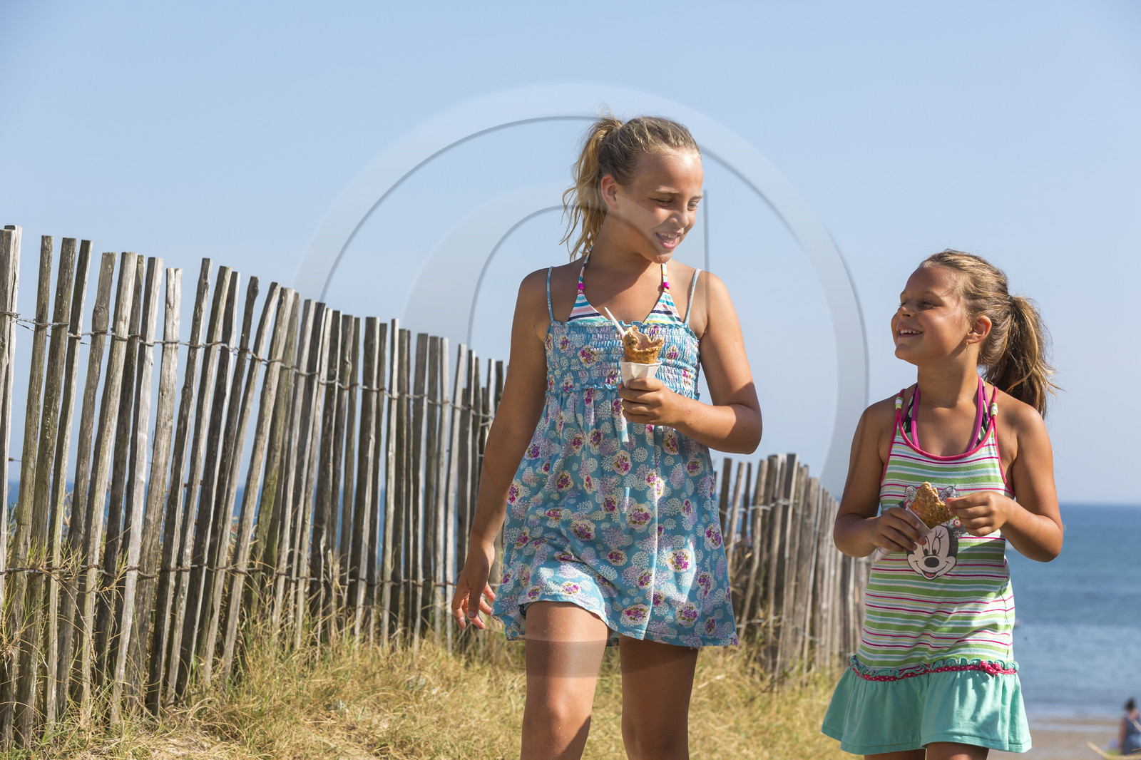 Enfants devant la plage