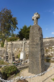 Stèle à la mémoire de l' historien Dom Lobineau. St Jacut de la Mer
