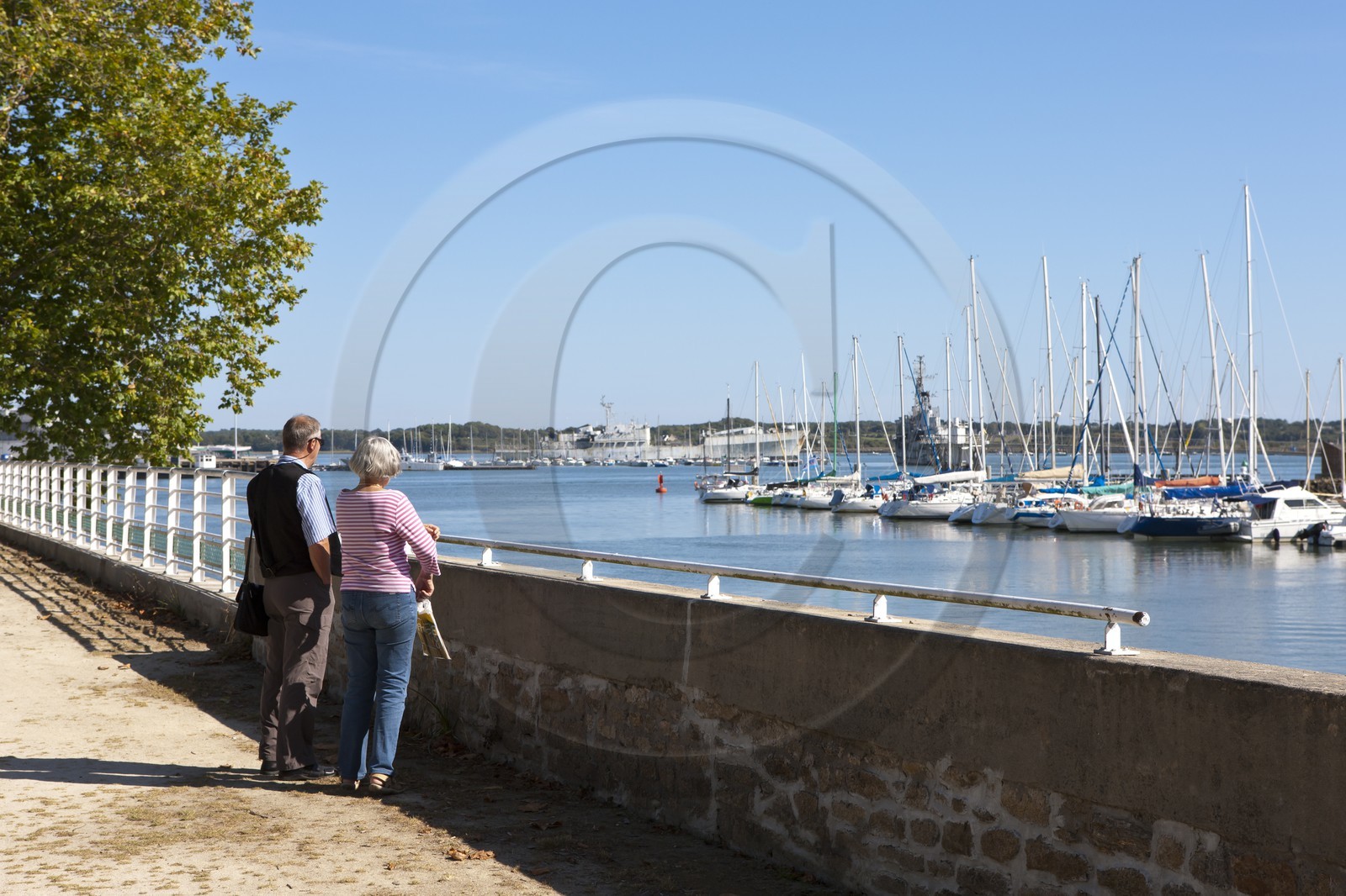 Couple observant le port de plaisance de Lorient depuis le Périsyle. Couple observant le port de plaisance de Lorient depuis le Périsyle.