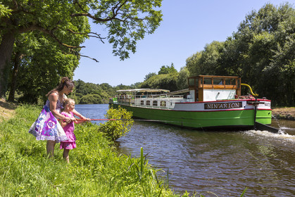 Fishing family leisure in the Blavet_ sluice Minazen Languidic
