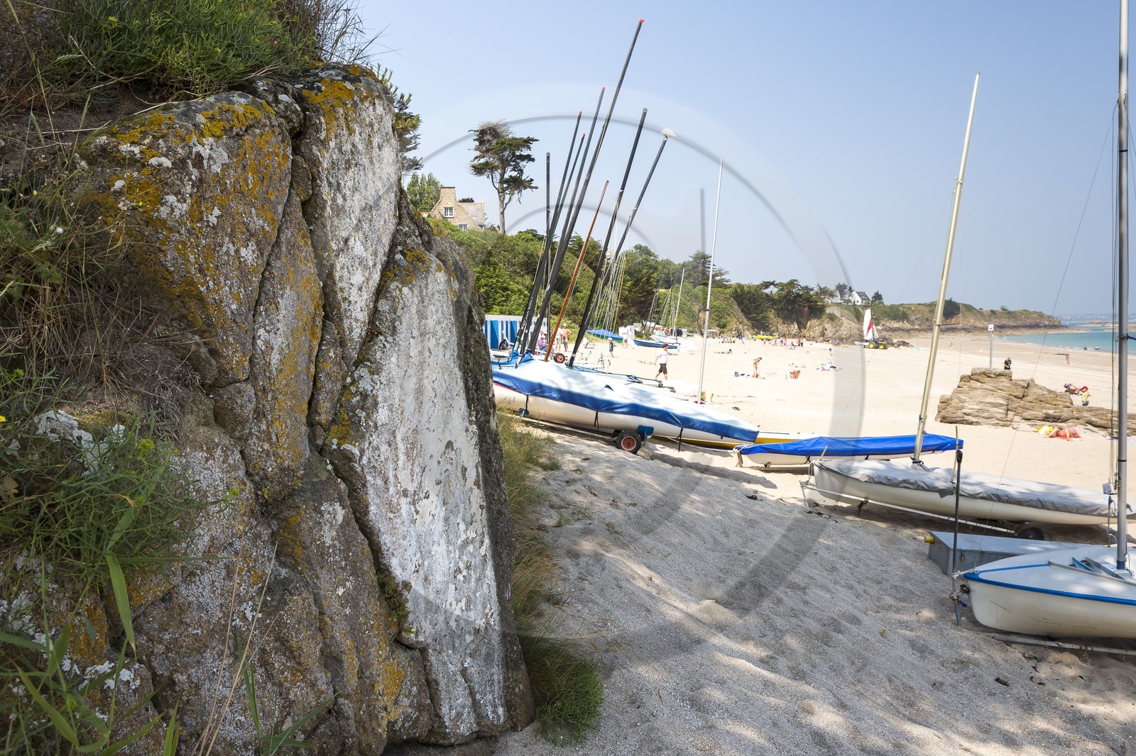 Le Saint Awawa sur la plage du Rougeret à Saint-Jacut de la Mer ( 22 ). Le Saint Awawa sur la plage du Rougeret à Saint-Jacut de la Mer ( 22 ).