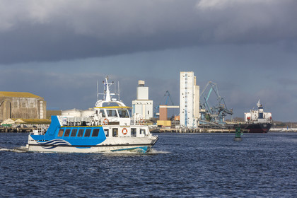 Rade de Lorient, liaison entre le port de pêche de Keroman et Port-Louis en bateau-bus