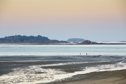 Pointe du châtelet sur la commune de St Jacut de la mer ( 22 )