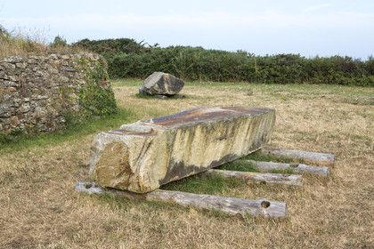 Cairn of Little Mont in Arzon