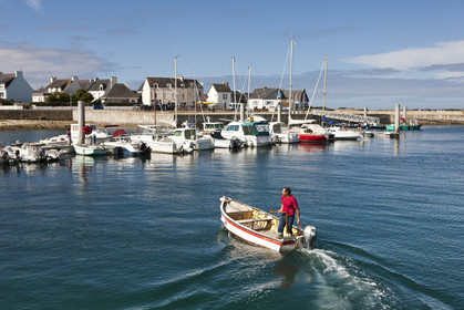 Fisherman entering the port of Gavres