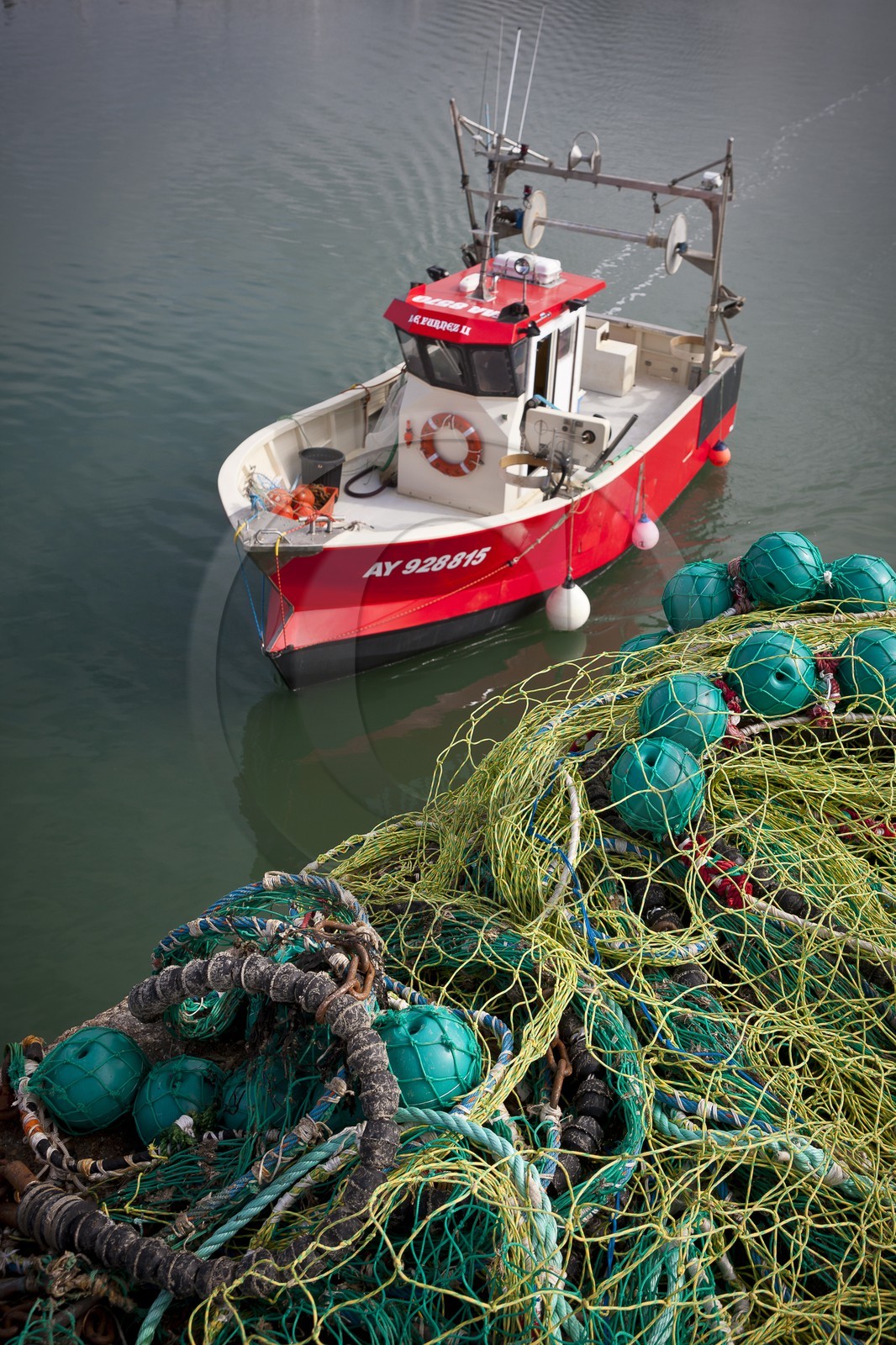 bateau de peche rentrant au port _ la trinité sur mer. bateau de peche rentrant au port _ la trinité sur mer.