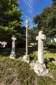 3 granite cross_Plélan le Petit