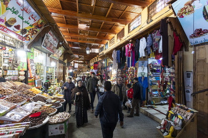 souk dans la médina de Fès au Maroc