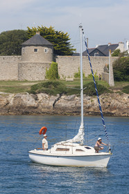 Bateau passant devant la promenade du Lohic à Port Louis.