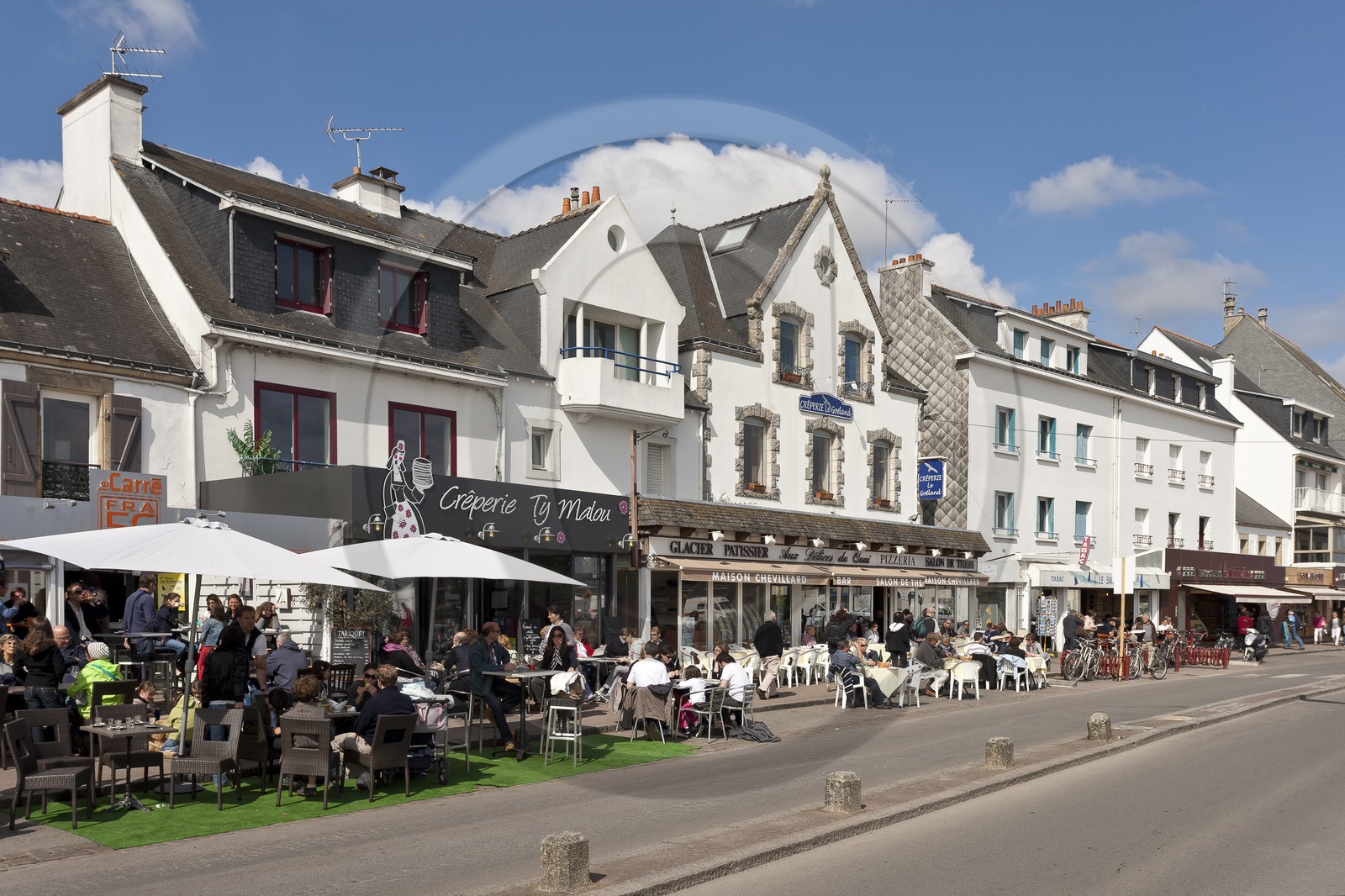 Terrasses sur le port de la Trinite sur mer. Terrasses sur le port de la Trinite sur mer.